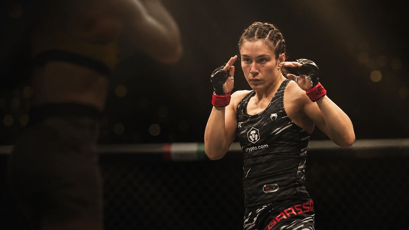 Alexa Grasso, guantes arriba, retrato en la jaula