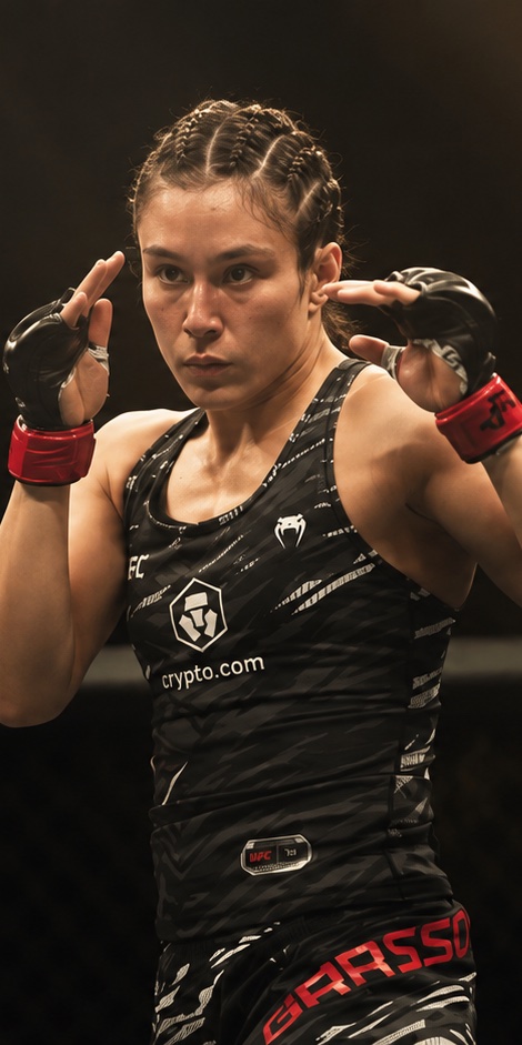 Alexa Grasso, guantes arriba, retrato en la jaula